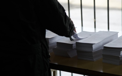 El fred ha estat el protagonista de l'inici de la jornada electoral | Roger Benet